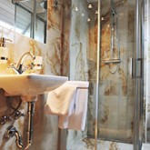 Luxuriöse Sanitäranlage mit Dusche